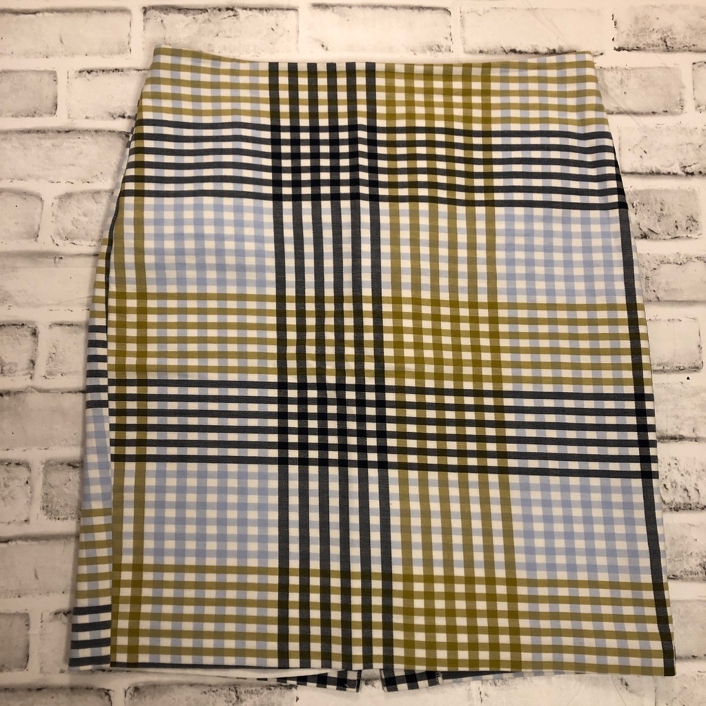 Ann Taylor plaid pencil skirt. Size 8.